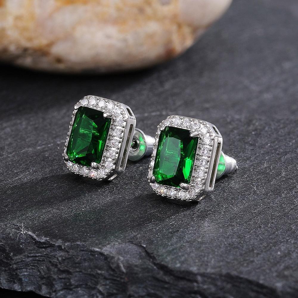 Elianne – Boucles Carrées Serties de Zircons Verts