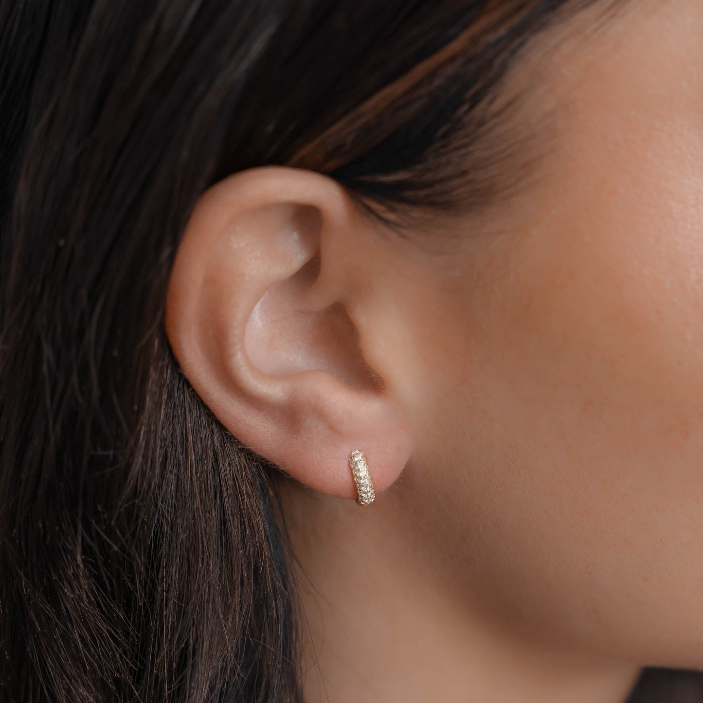 Lori – Boucles d’Oreilles Huggie Pavées