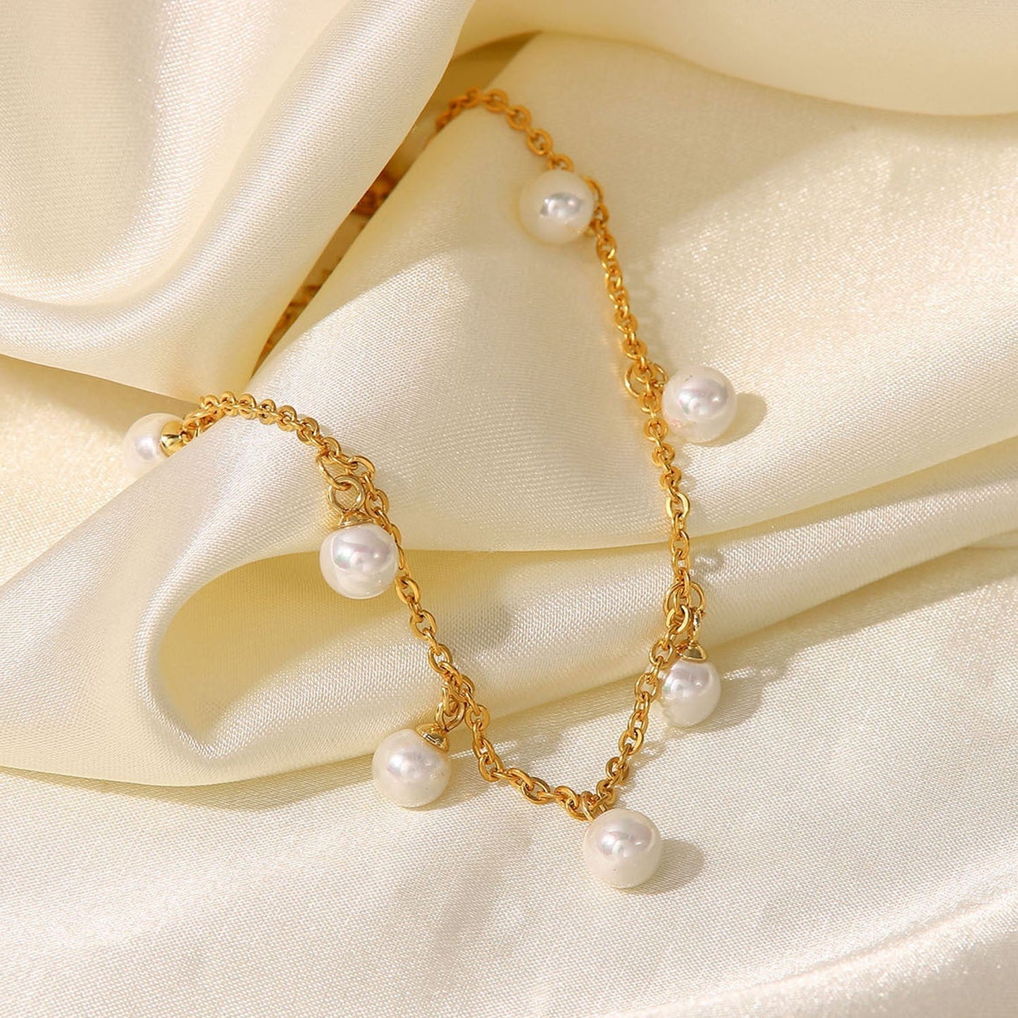 Léna – Bracelet de Cheville Perles et Gouttes Dorées