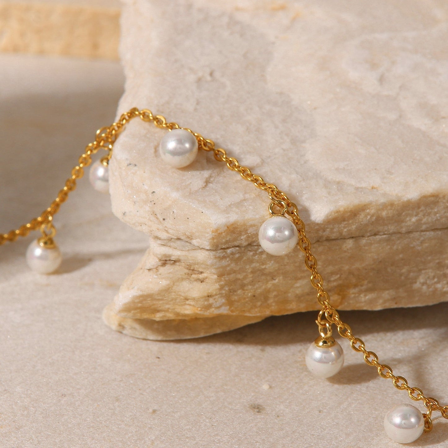 Léna – Bracelet de Cheville Perles et Gouttes Dorées