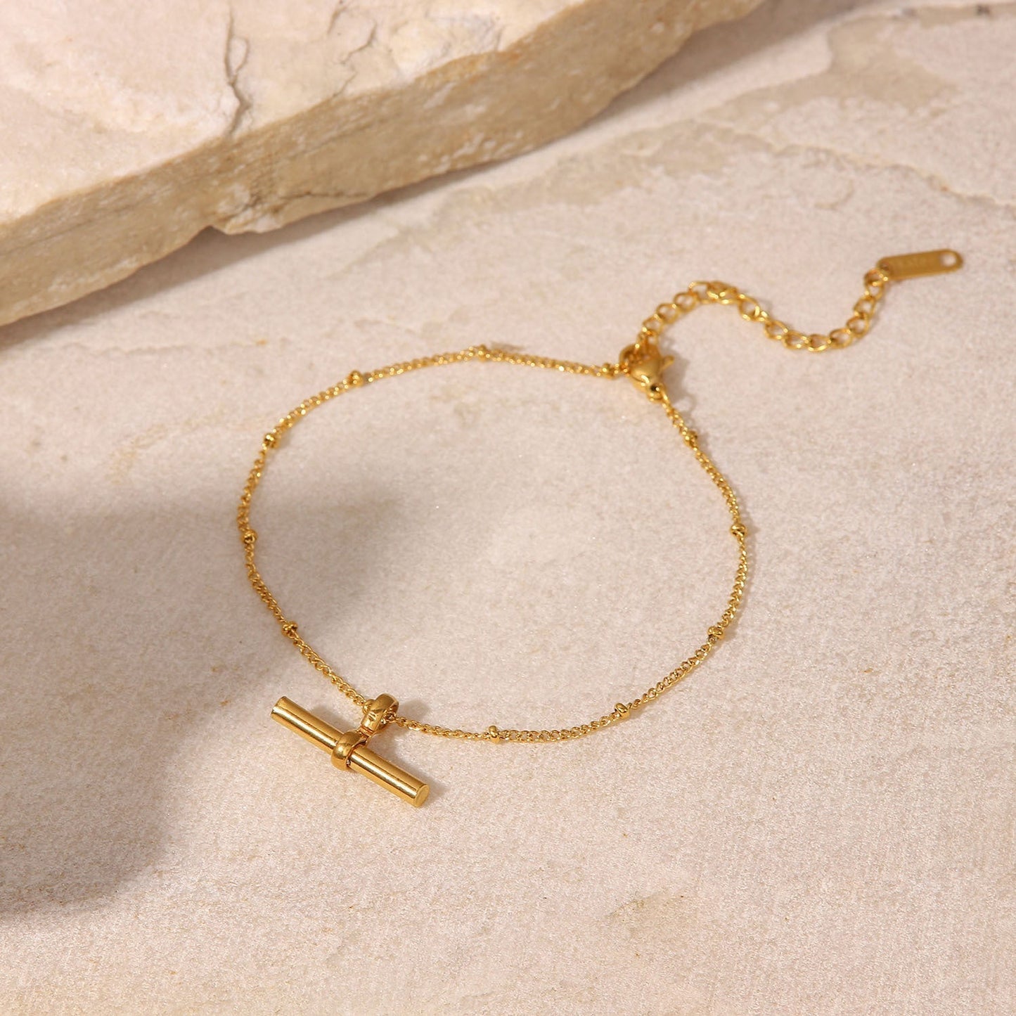 Chloe – Bracelet de Cheville Bar Doré Raffiné