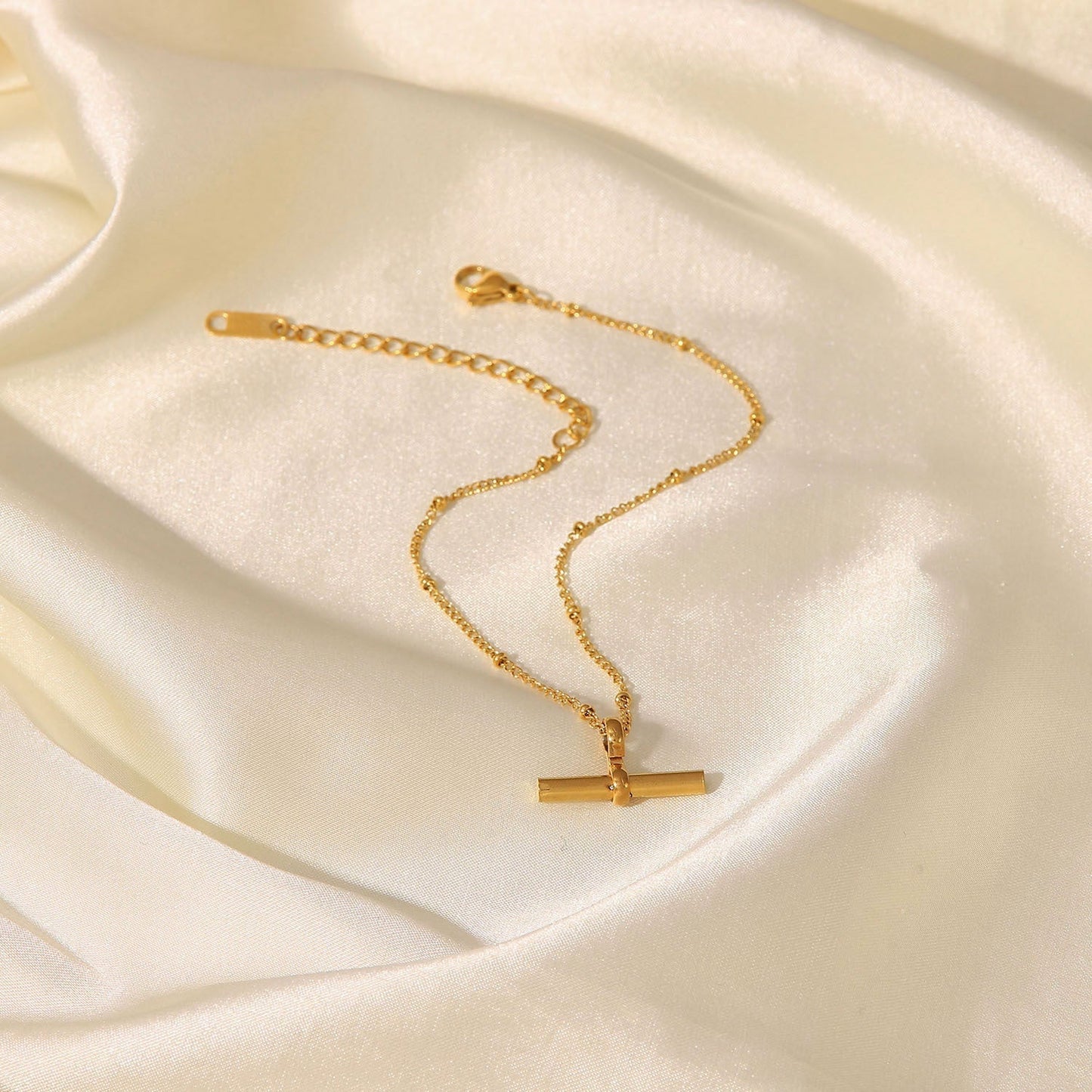 Chloe – Bracelet de Cheville Bar Doré Raffiné