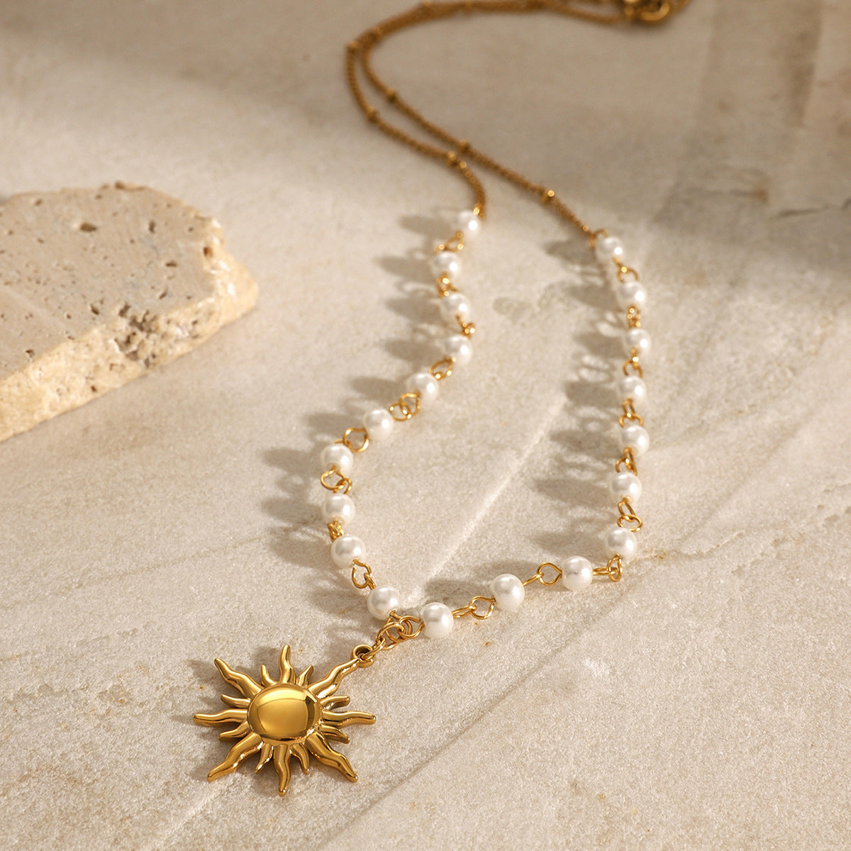 Kim – Collier Pendentif Soleil Perlé Doré