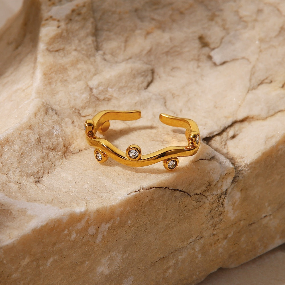 Willow – Bague Feuille Dorée à Zirconia Ajustable
