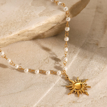 Kim – Collier Pendentif Soleil Perlé Doré