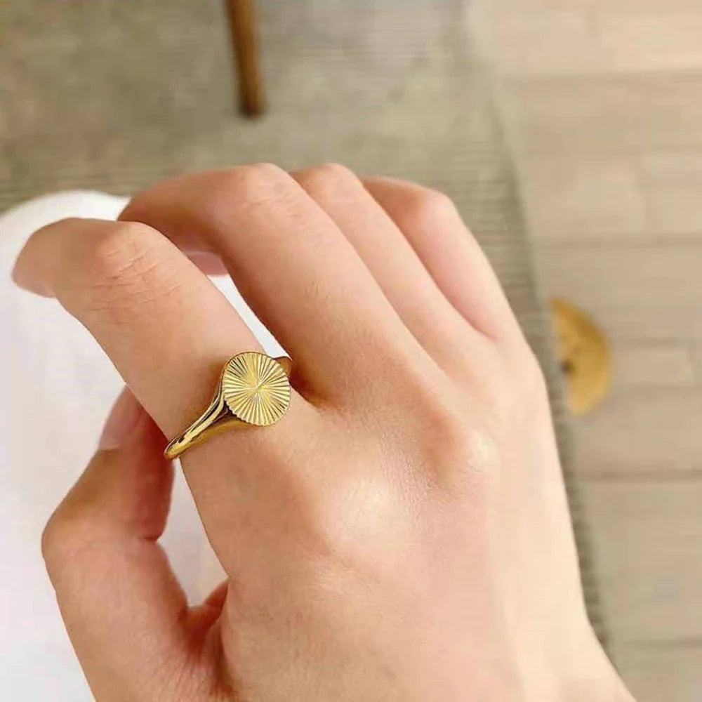 Yesha – Bague Ondulée Ronde en Acier Inoxydable