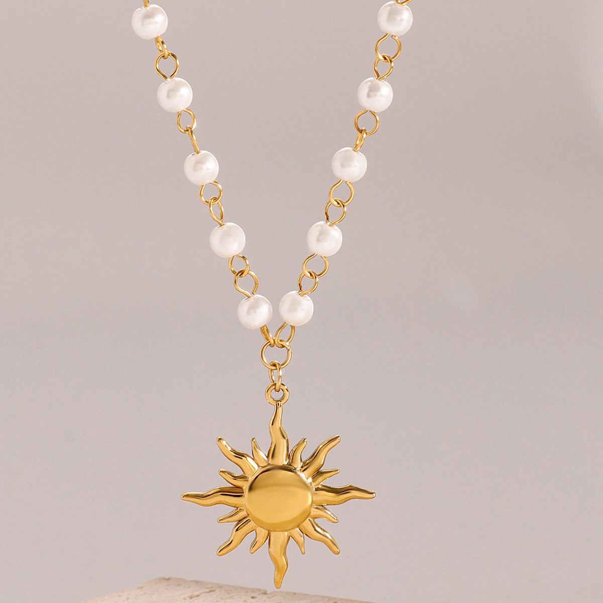 Kim – Collier Pendentif Soleil Perlé Doré