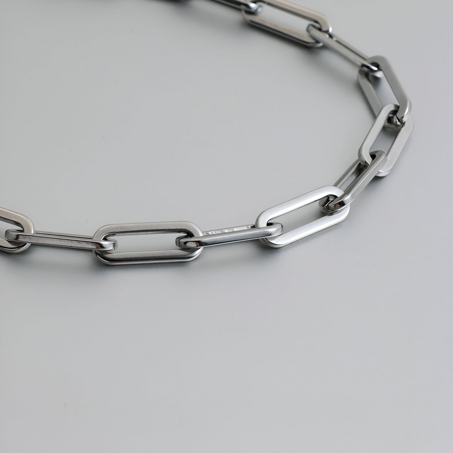 Nayumi – Bracelet Chaîne Épaisse avec Boucle Carrée Géométrique
