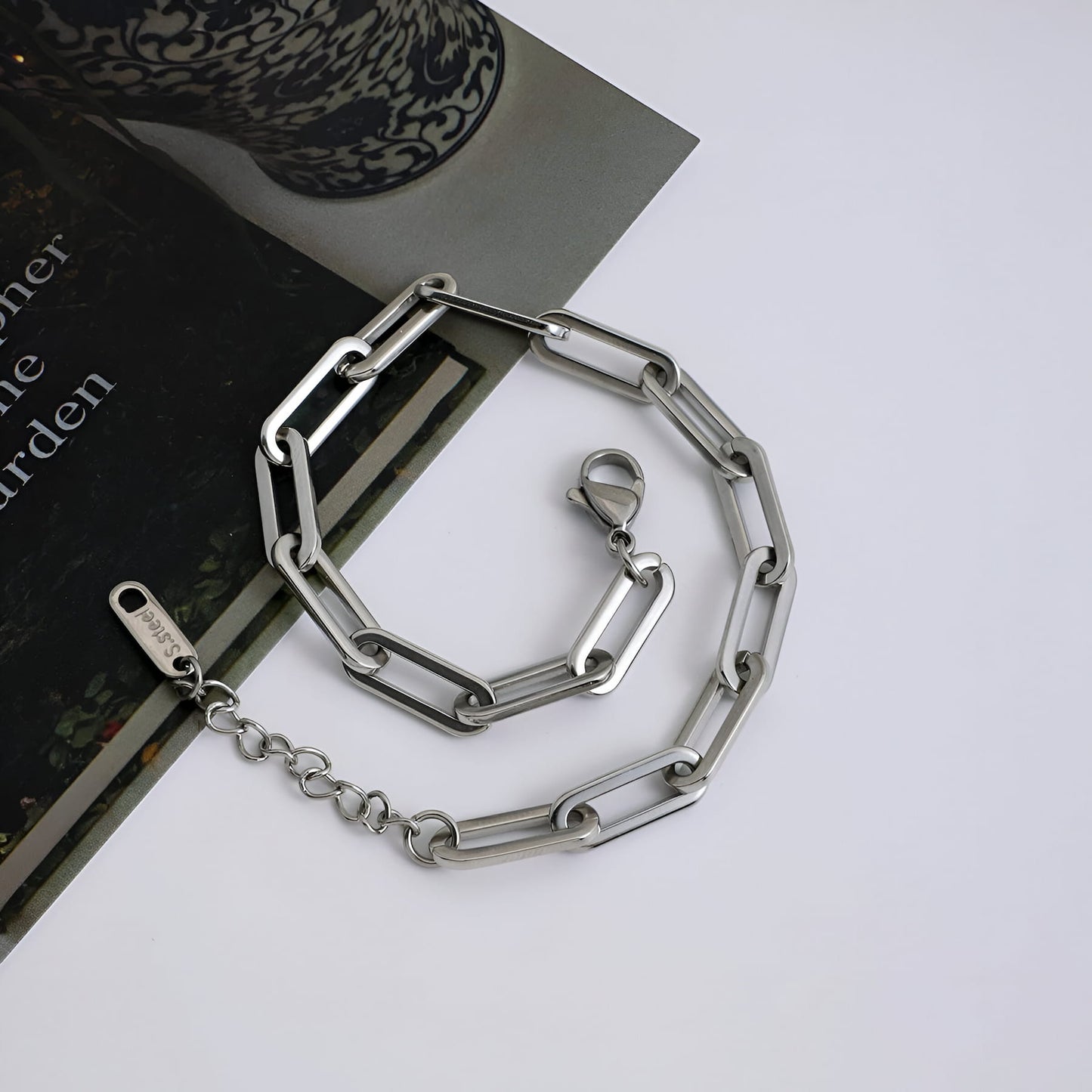 Nayumi – Bracelet Chaîne Épaisse avec Boucle Carrée Géométrique