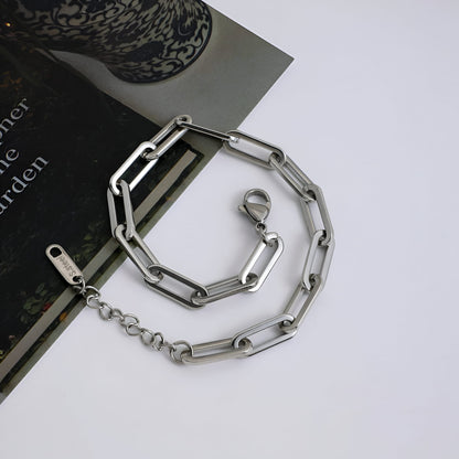 Nayumi – Bracelet Chaîne Épaisse avec Boucle Carrée Géométrique