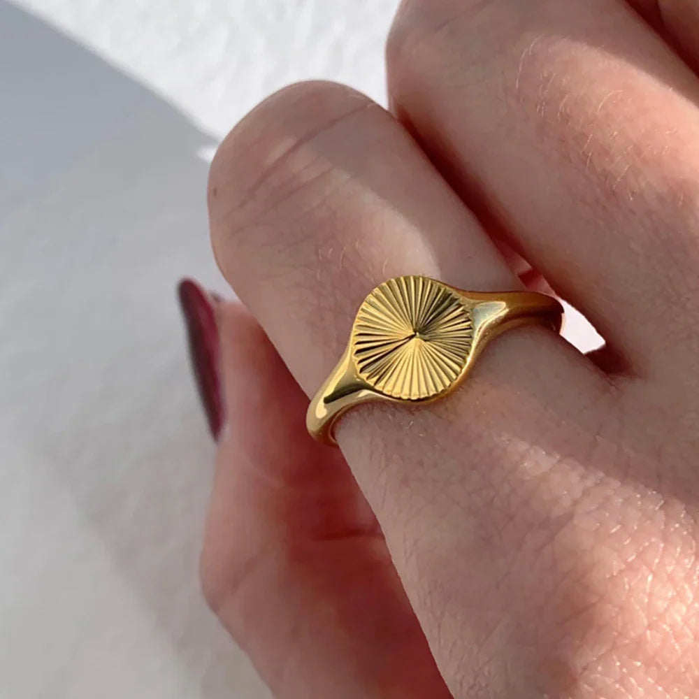 Yesha – Bague Ondulée Ronde en Acier Inoxydable