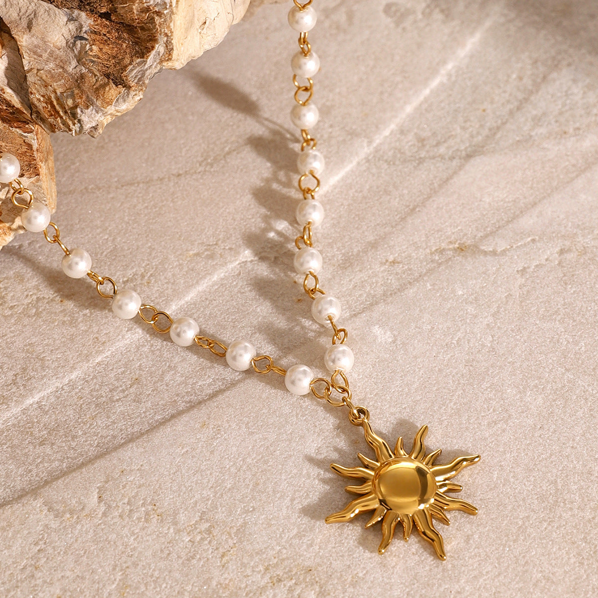 Kim – Collier Pendentif Soleil Perlé Doré