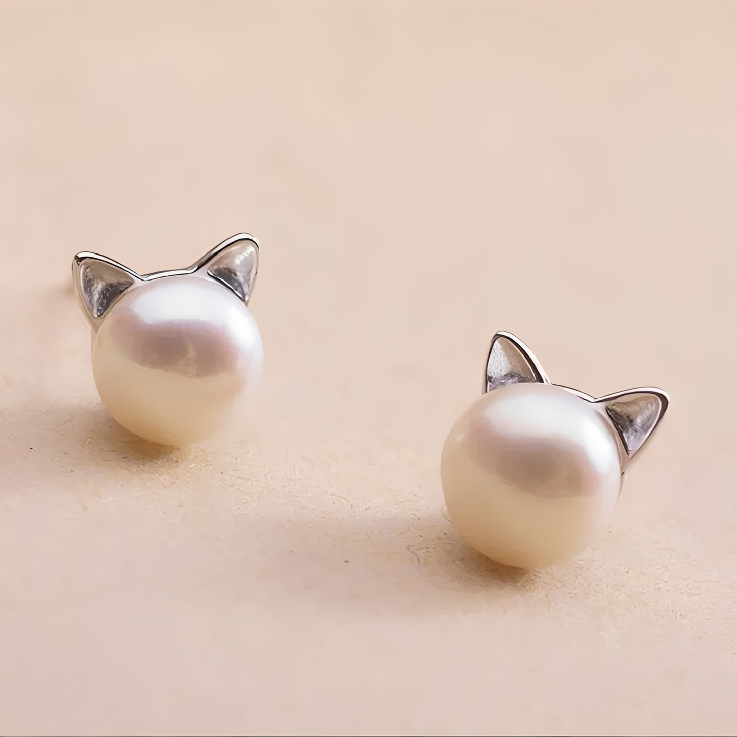 Nikka – Boucles d’Oreilles Chaton Creuses en Argent