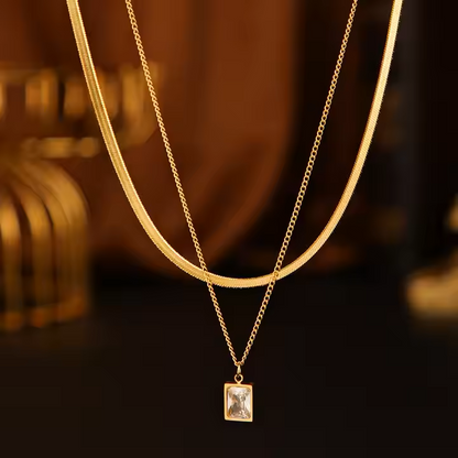 Viy – Pendentif Cristal Carré Élégant
