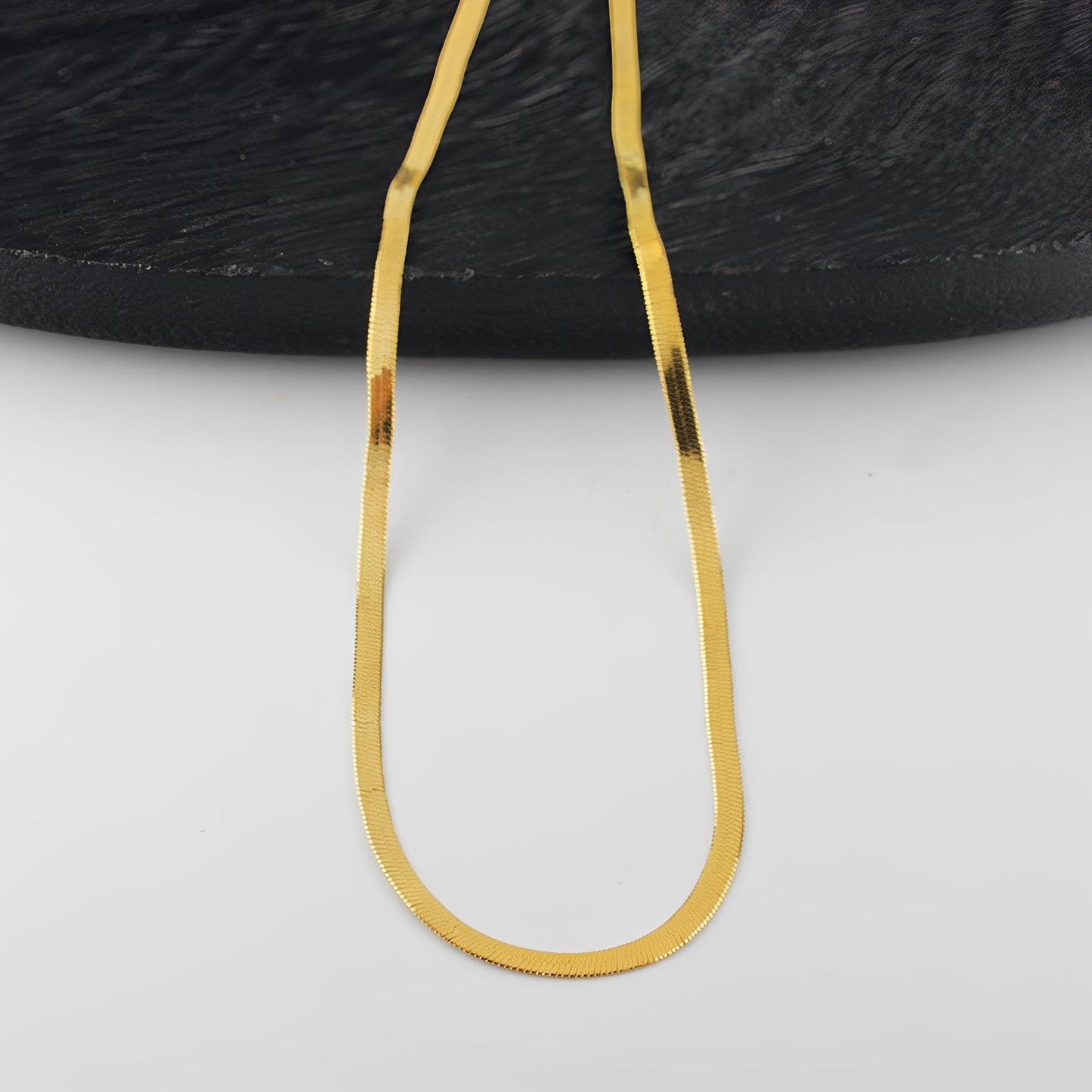 Lucie – Collier en Titane avec Pendentif Lame