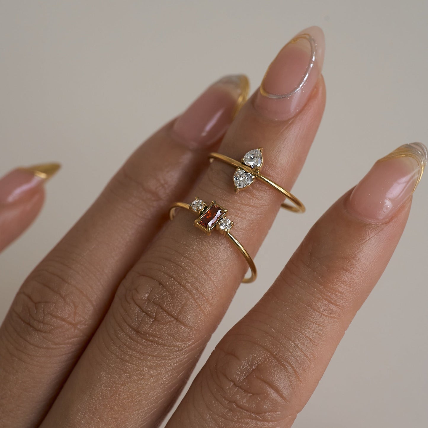 Lisa – Bague Dorée Délicate à Trois Pierres Rouges