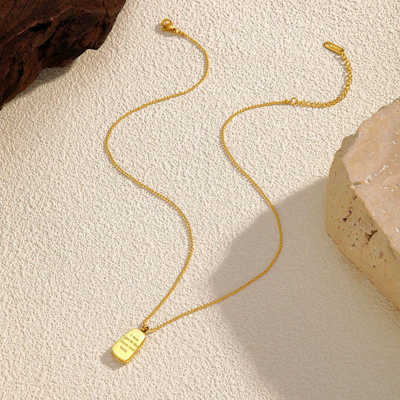 Evanne – Collier Pendentif Acier Élégance Moderne
