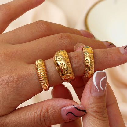 Alba – Bague Rétro Dorée à Motif Treillis