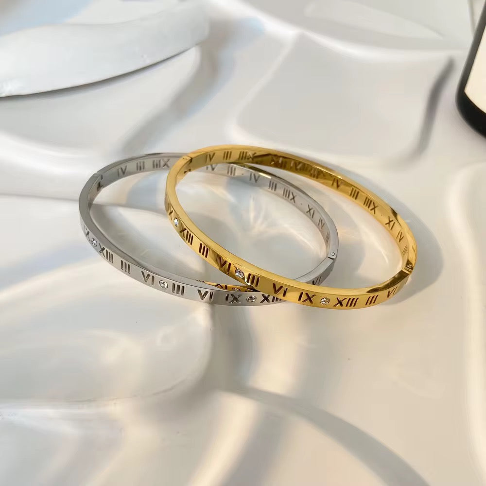 Frankie – Bracelet Bangle avec Nombres Romains