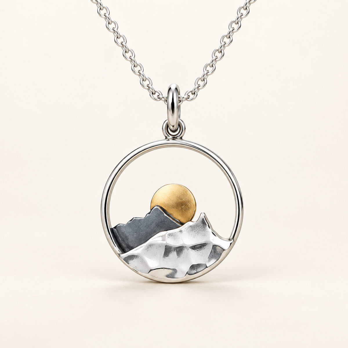Collier Femme avec Pendentif Montagne et Motif Solaire