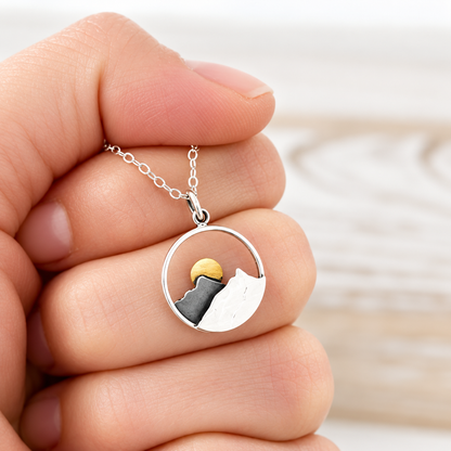 Collier Femme avec Pendentif Montagne et Motif Solaire