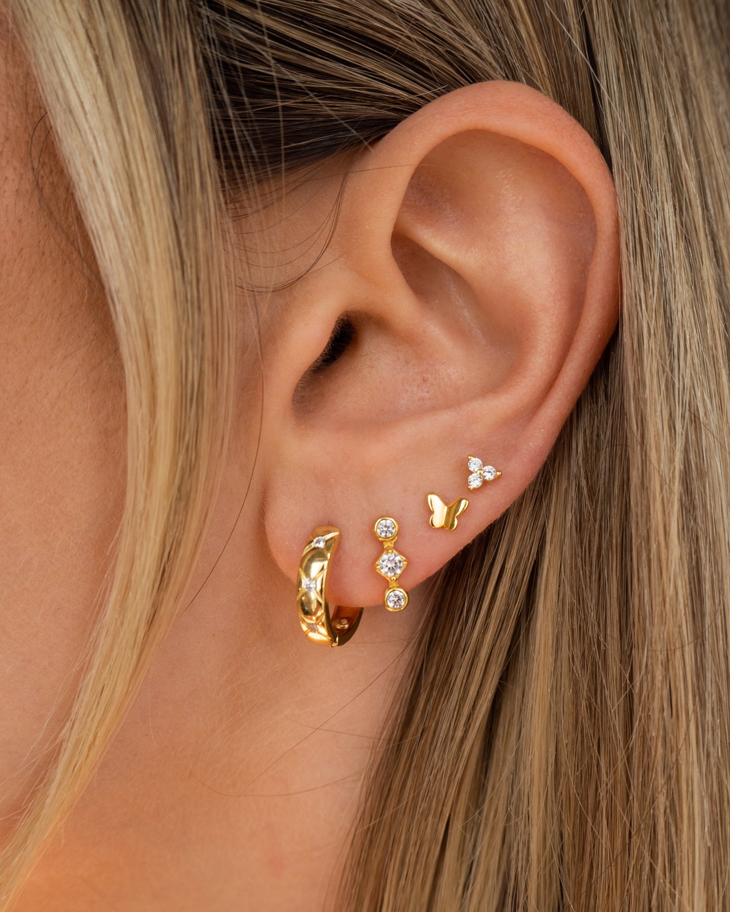 Boucles d'oreilles en forme de fleur avec trois cristaux dorés