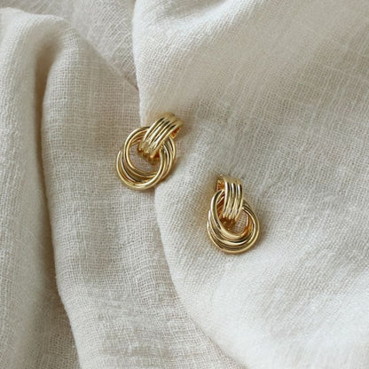 Anna – Boucles d'Oreilles Créoles Entrelacées Élégantes