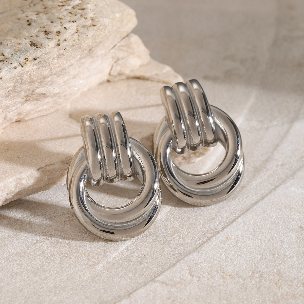 Anna – Boucles d'Oreilles Créoles Entrelacées Élégantes