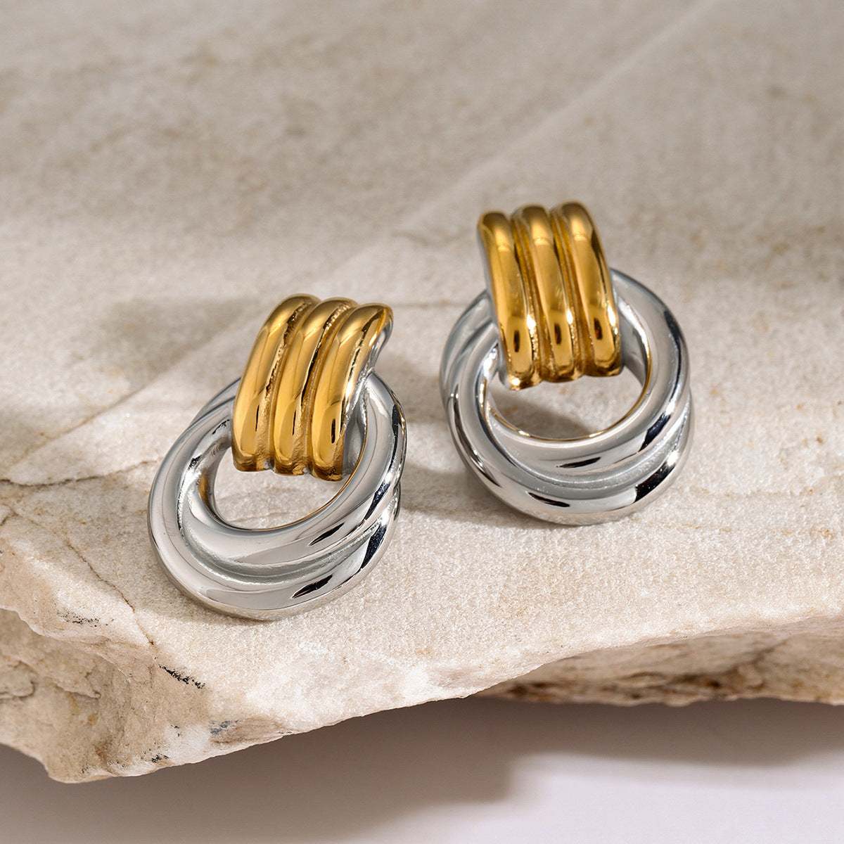 Anna – Boucles d'Oreilles Créoles Entrelacées Élégantes