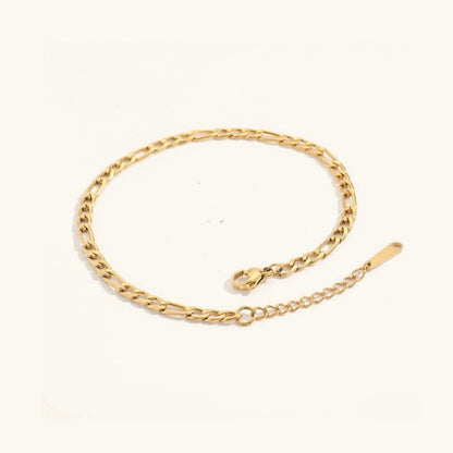 Clara – Bracelet de Cheville Doré à Maillons Légers