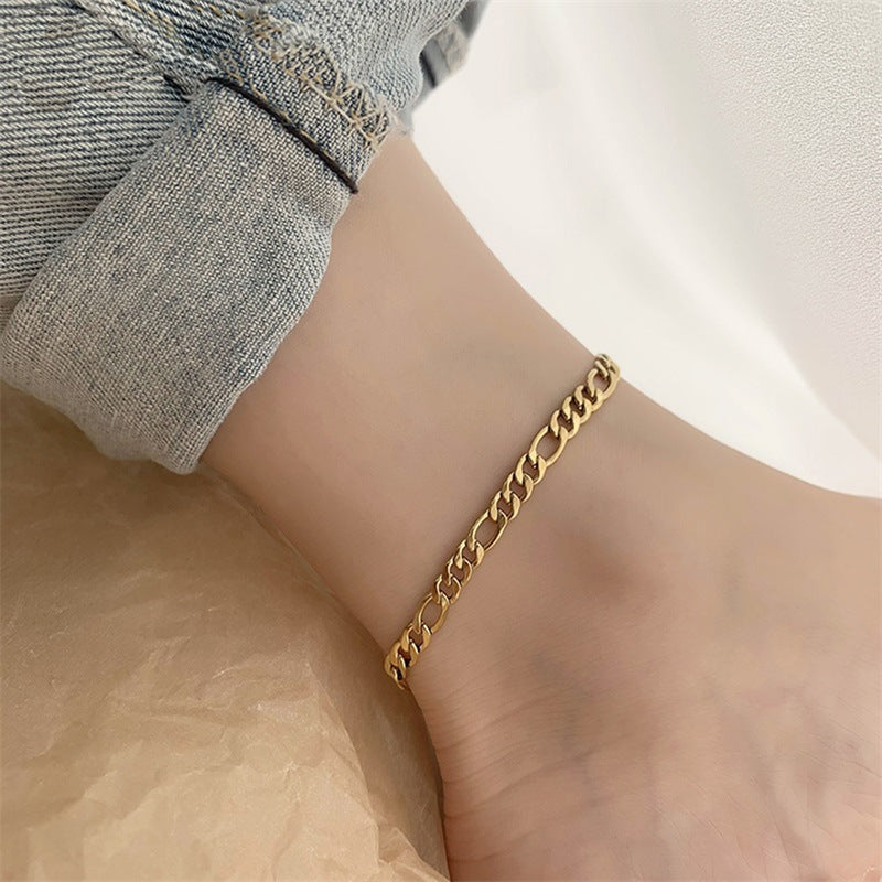 Clara – Bracelet de Cheville Doré à Maillons Légers