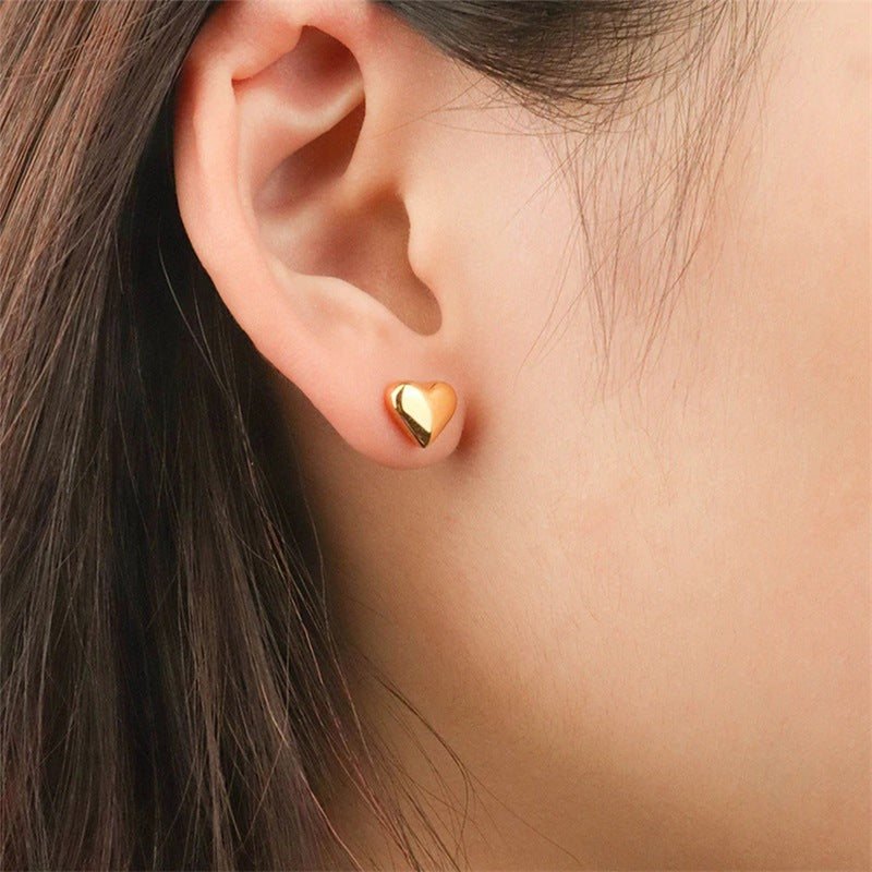 Mila – Boucles d’Oreilles Clous Cœur Dorées