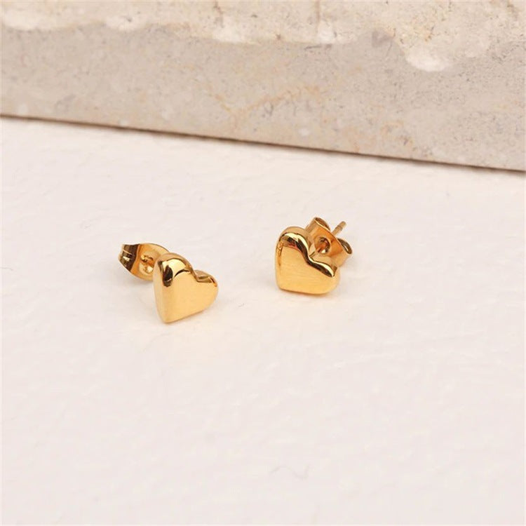Mila – Boucles d’Oreilles Clous Cœur Dorées
