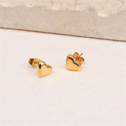 Mila – Boucles d’Oreilles Clous Cœur Dorées