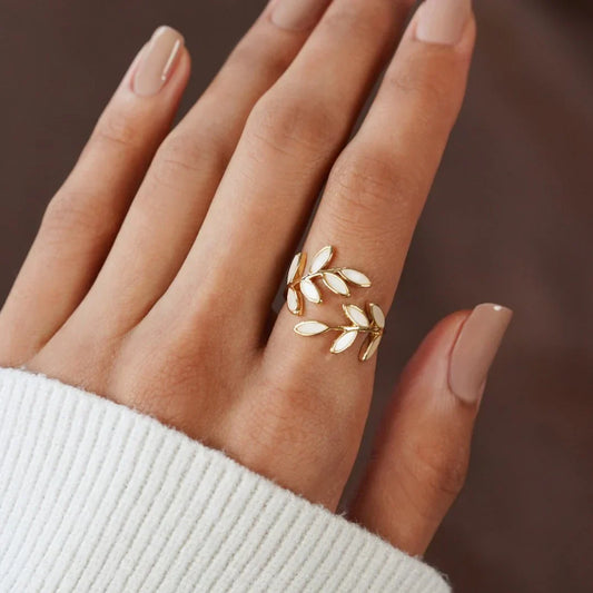 Sylvie – Bague Ouverte en Argent et Opale Blanche