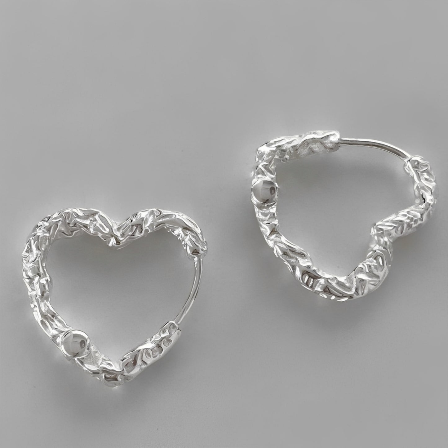 Elena – Boucles d’Oreilles Cœur Texturé à Tige Fine