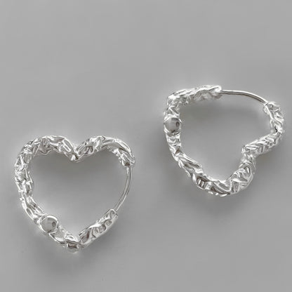 Elena – Boucles d’Oreilles Cœur Texturé à Tige Fine