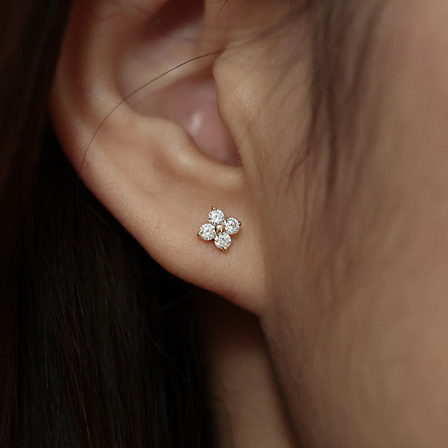Mia – Puces d’Oreilles en Cristal Étincelant