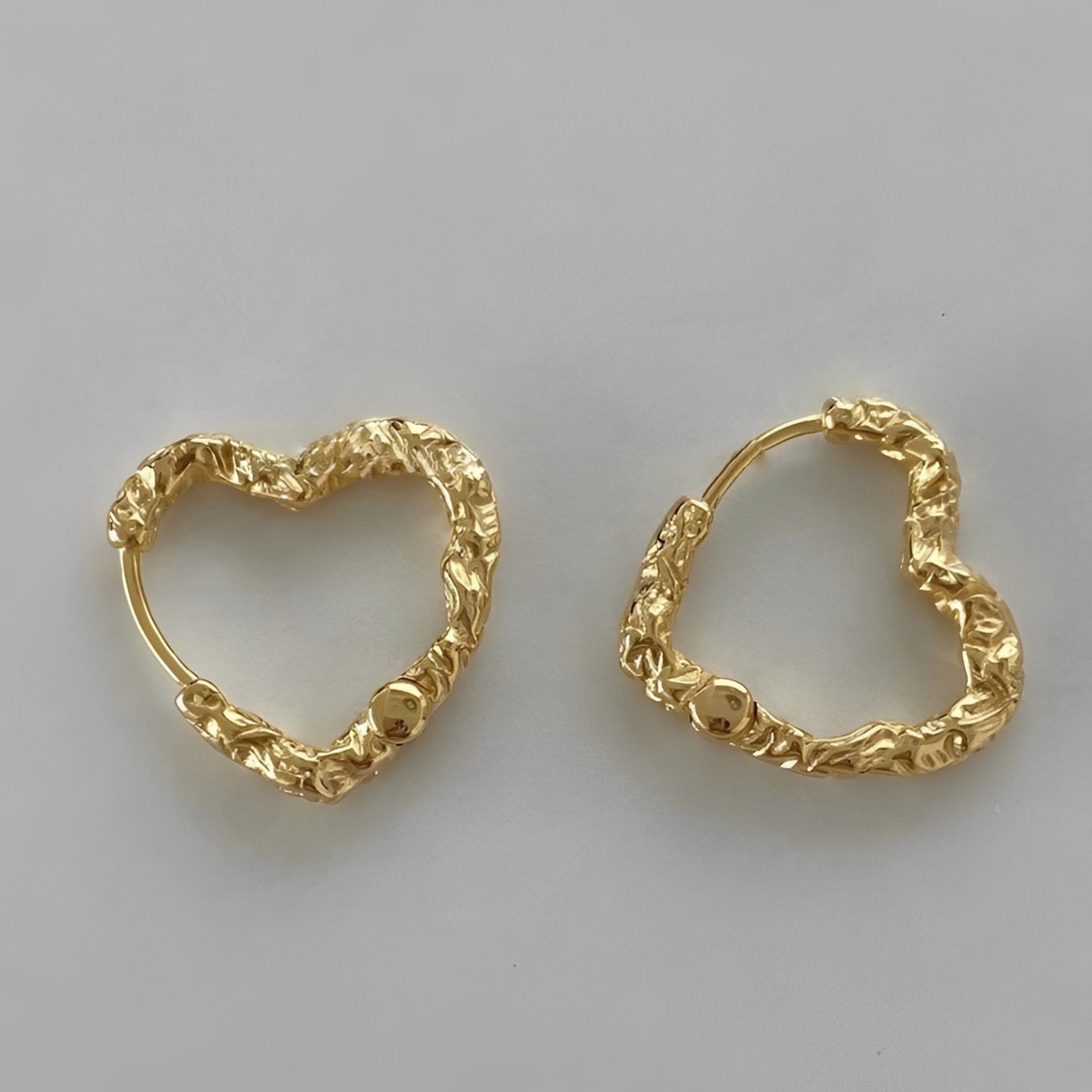 Elena – Boucles d’Oreilles Cœur Texturé à Tige Fine