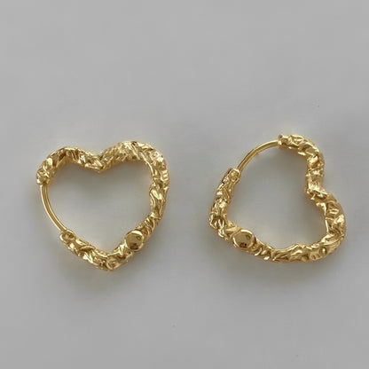 Elena – Boucles d’Oreilles Cœur Texturé à Tige Fine