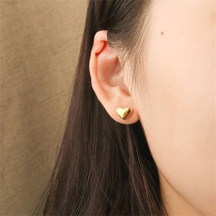 Mila – Boucles d’Oreilles Clous Cœur Dorées