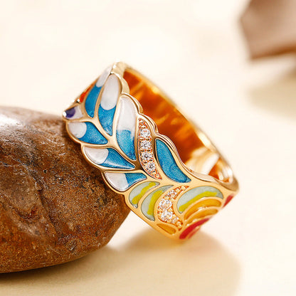 Margaux – Bague Dorée Motif Céramique Bleu et Blanc