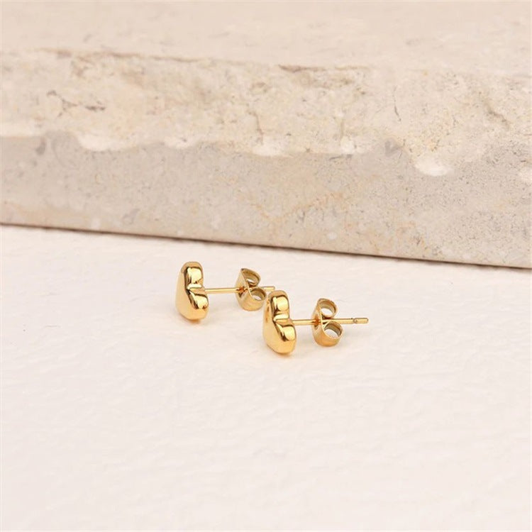 Mila – Boucles d’Oreilles Clous Cœur Dorées