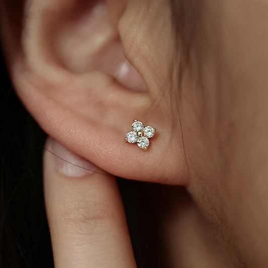 Mia – Puces d’Oreilles en Cristal Étincelant