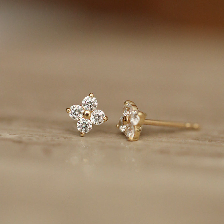 Mia – Puces d’Oreilles en Cristal Étincelant