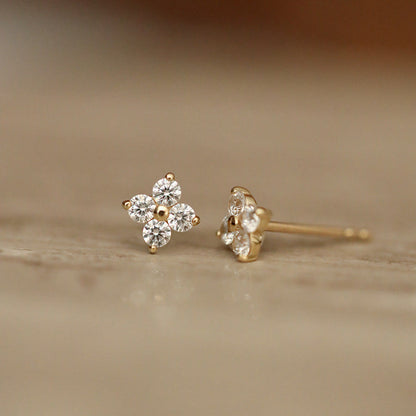 Mia – Puces d’Oreilles en Cristal Étincelant