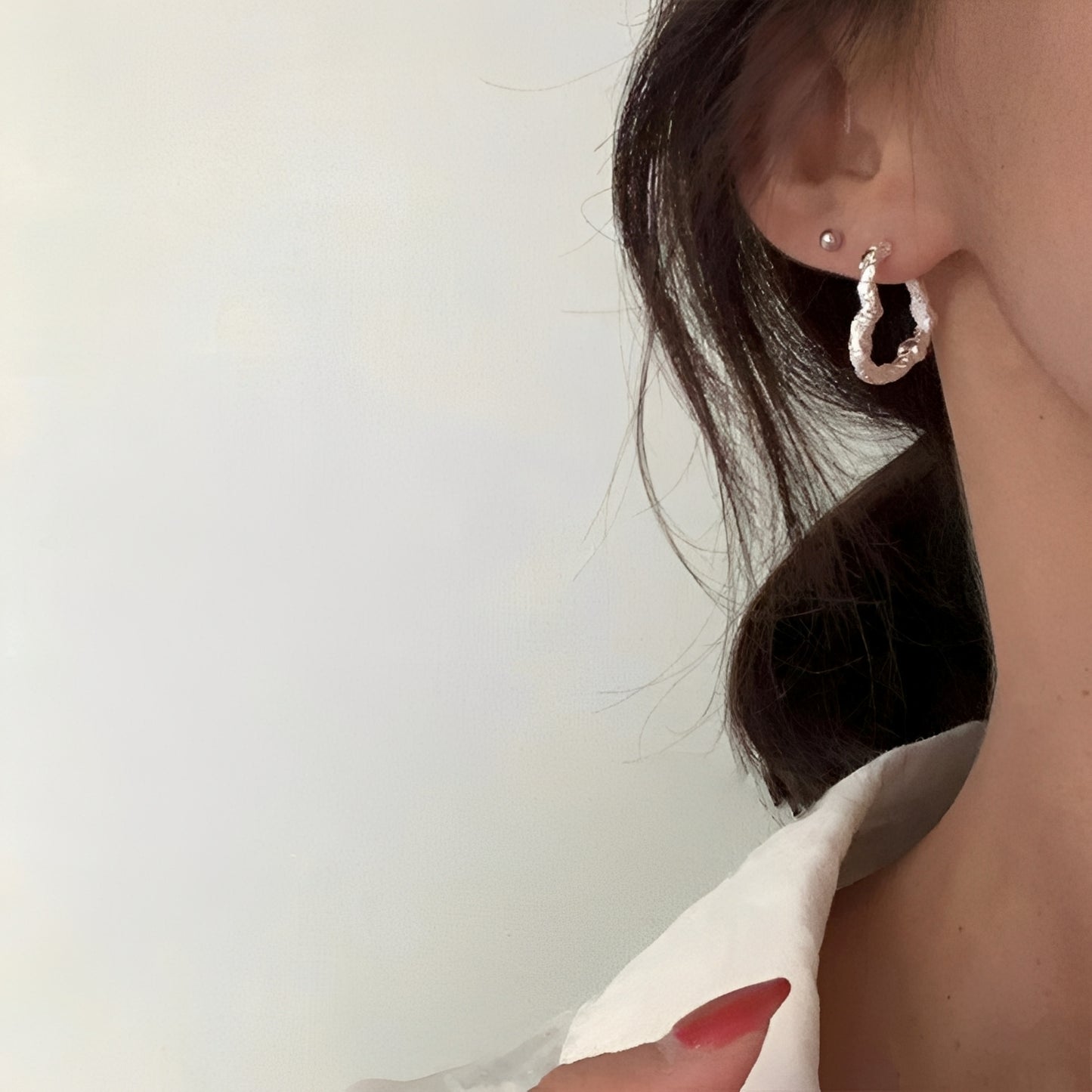 Elena – Boucles d’Oreilles Cœur Texturé à Tige Fine