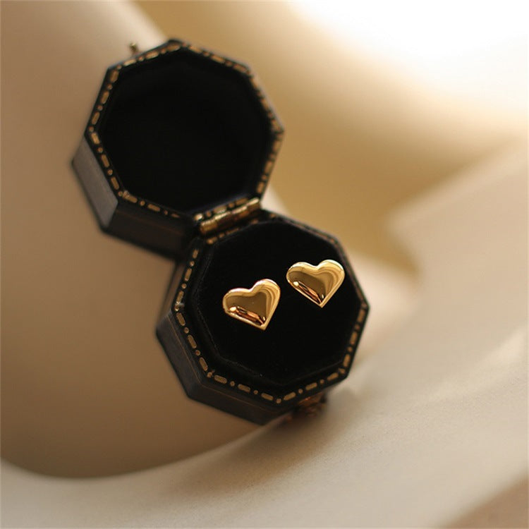 Mila – Boucles d’Oreilles Clous Cœur Dorées