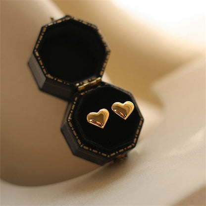 Mila – Boucles d’Oreilles Clous Cœur Dorées