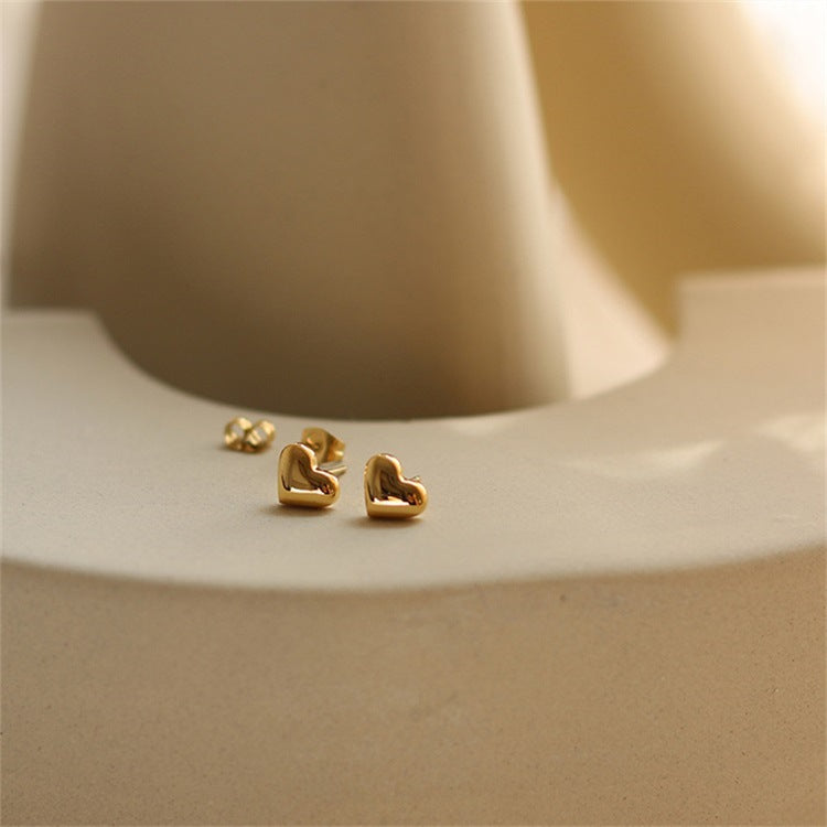 Mila – Boucles d’Oreilles Clous Cœur Dorées